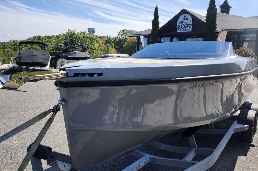 2022 Rand 25 SPIRIT boat on trailer at Muskoka Boat Gallery.
