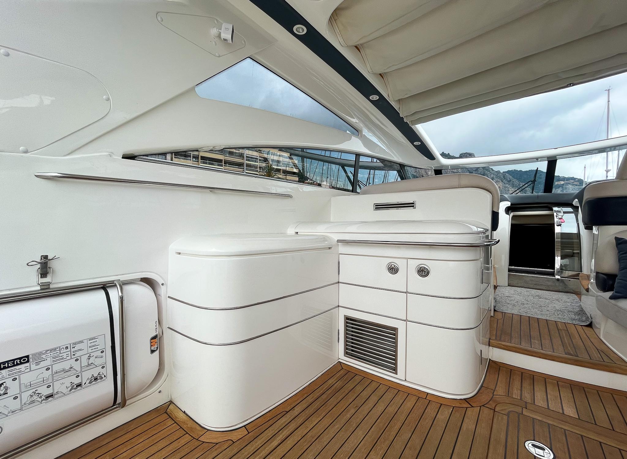 Princess V58 – 2006 – Timeless British Elegance with 3 Cabins, Huge Cockpit & Strong Performance