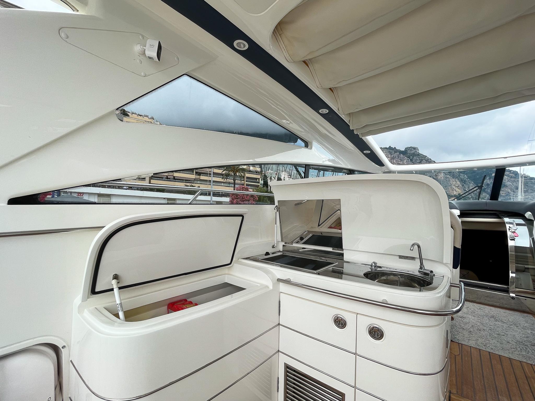 Princess V58 – 2006 – Timeless British Elegance with 3 Cabins, Huge Cockpit & Strong Performance