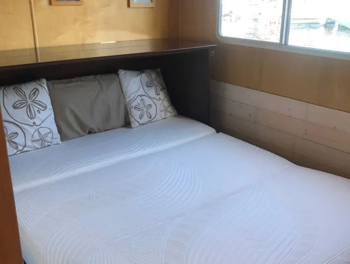 Stock Options Yacht Photos Pics Cozy bedroom in 2000 Stardust Cruisers 6816 houseboat with window view.