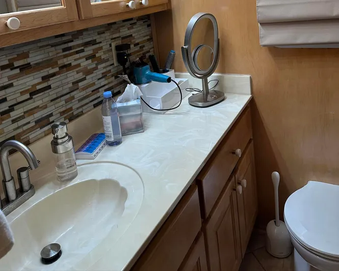 Stock Options Yacht Photos Pics Bathroom interior of 2000 Stardust Cruisers 6816 with modern fixtures and accessories.