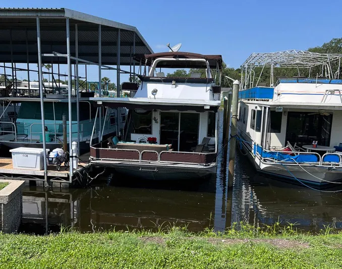 Stock Options Yacht Photos Pics Houseboats docked at marina, featuring a 2000 Stardust Cruisers 6816 under a clear blue sky.