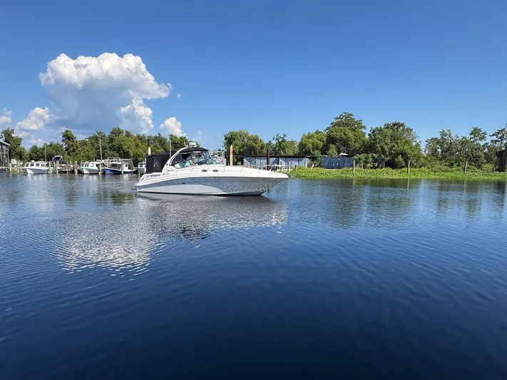 Finalize Yacht Photos Pics 2007 Sea Ray 340 Sundancer cruising on a calm lake under a clear blue sky.