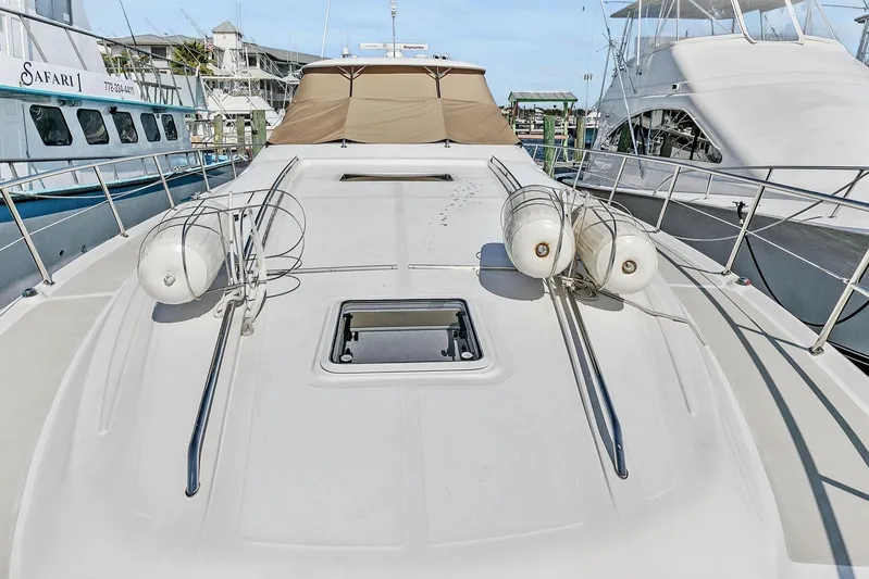  Yacht Photos Pics 2002 Sea Ray 550 Sundancer yacht deck with safety railings and docked boats.
