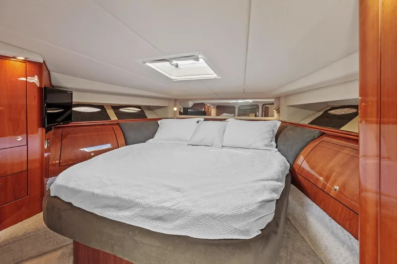  Yacht Photos Pics Luxurious bedroom interior of 2002 Sea Ray 550 Sundancer yacht with skylight.