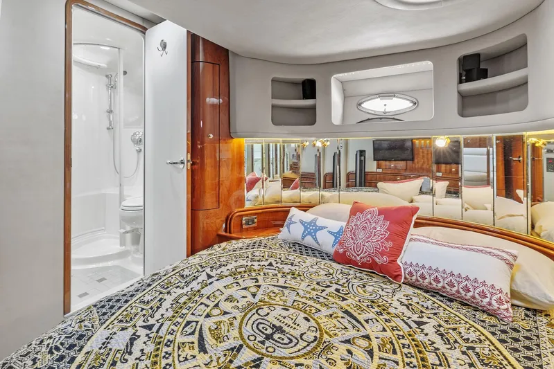  Yacht Photos Pics Luxurious bedroom in 2002 Sea Ray 550 Sundancer yacht with ensuite bathroom.