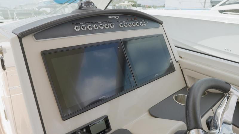 2020 Boston Whaler 320 Vantage