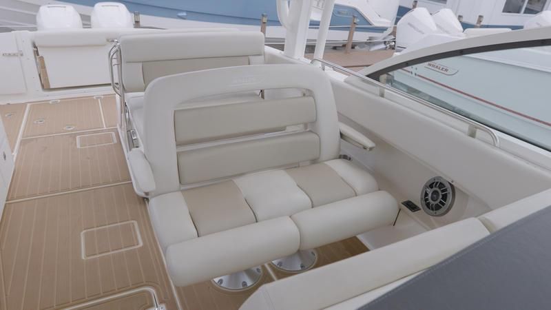 2020 Boston Whaler 320 Vantage