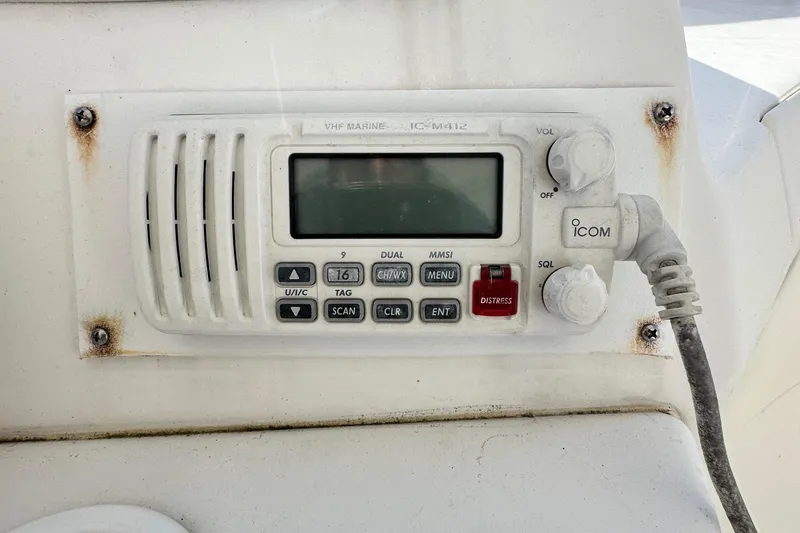 "fish N Chicks" Yacht Photos Pics 2005 Silverton 34 Convertible marine radio with Icom controls and display panel.