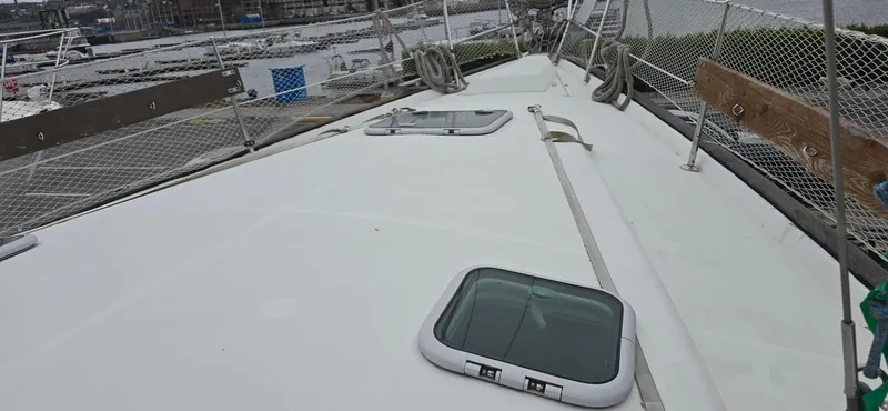 Spirit Bird Yacht Photos Pics Deck view of 2004 Beneteau Oceanis 423 sailboat, featuring hatches and safety netting.