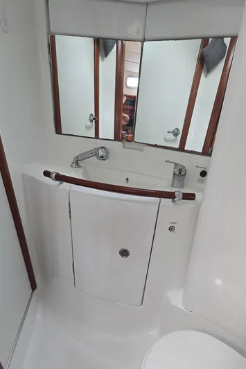 Spirit Bird Yacht Photos Pics 2004 Beneteau Oceanis 423 yacht bathroom with mirror and sink.
