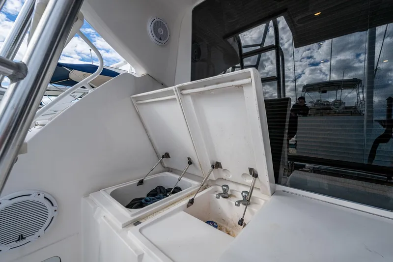 Vet Billz Yacht Photos Pics 2001 Bertram 390 boat with open storage compartments and reflective glass.