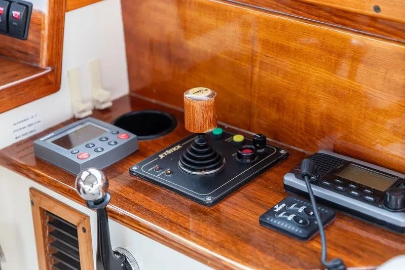 Chaser Yacht Photos Pics Hinckley Picnic Boat EP 2004 control panel with joystick and navigation equipment.