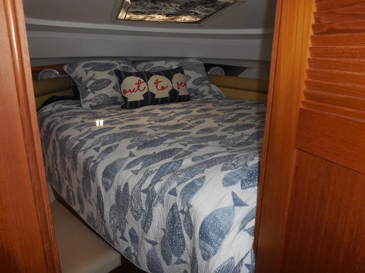  Yacht Photos Pics 2005 Stamas 370 Express cabin with fish-patterned bedding and decorative pillows.