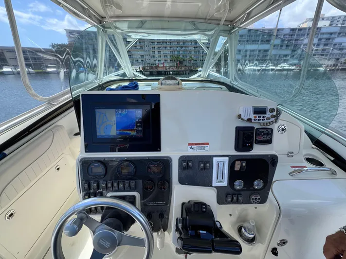  Yacht Photos Pics 2006 Hydra-Sports 33VX boat dashboard with navigation screen and controls.
