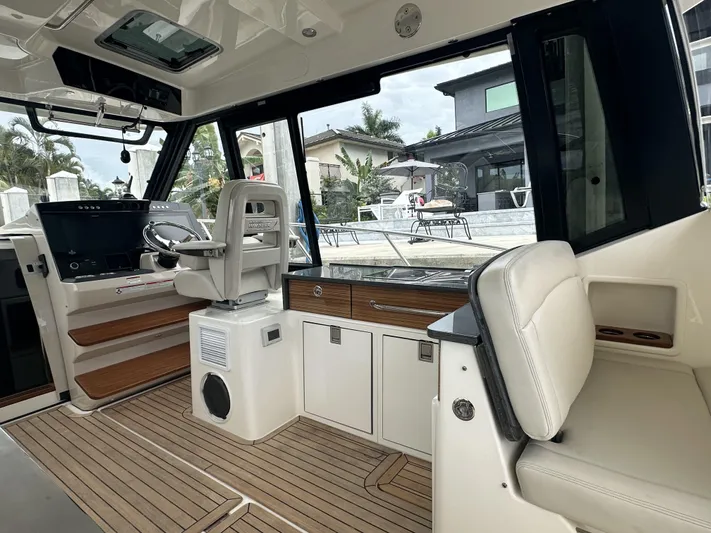 Isle Hope'n Yacht Photos Pics 2022 Boston Whaler 405 Conquest interior with modern helm and seating area.