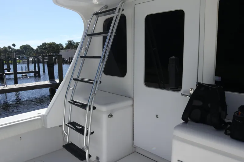  Yacht Photos Pics 2005 Luhrs 38 Convertible boat deck with ladder and dock view.
