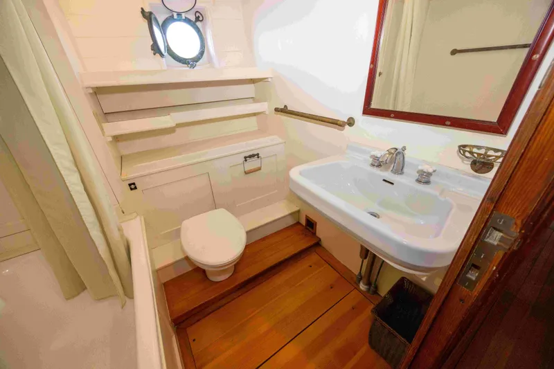 Little Vigilant Yacht Photos Pics master head opposite guest cabin