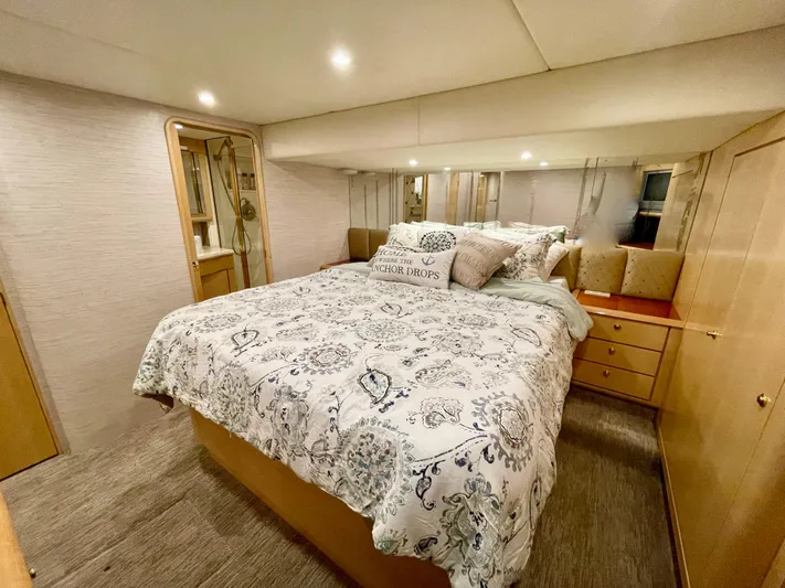 Snow Bank Yacht Photos Pics Luxurious bedroom in 2003 Ocean Yachts 62 Enclosed Bridge with elegant bedding and mirrored wall.