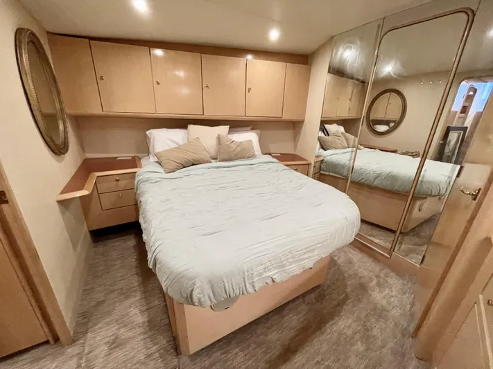Snow Bank Yacht Photos Pics Luxurious bedroom in 2003 Ocean Yachts 62 Enclosed Bridge with mirrored closet and cozy bedding.