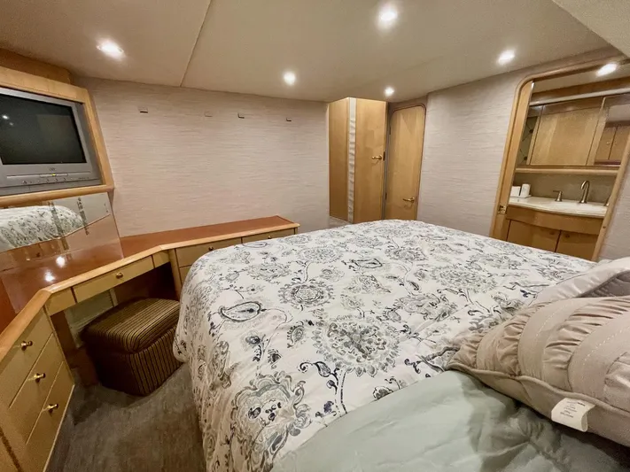 Snow Bank Yacht Photos Pics Luxurious bedroom in 2003 Ocean Yachts 62 Enclosed Bridge with elegant decor and ample lighting.