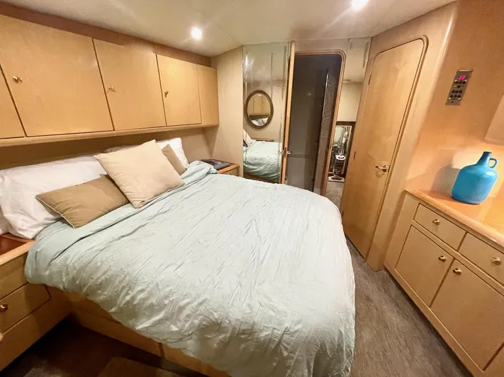 Snow Bank Yacht Photos Pics Luxurious bedroom interior of 2003 Ocean Yachts 62 Enclosed Bridge with cozy bedding.