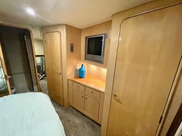 Snow Bank Yacht Photos Pics 2003 Ocean Yachts 62 Enclosed Bridge interior with TV, cabinets, and modern decor.