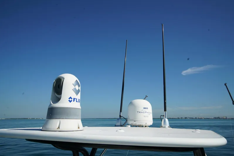 Simply Knot II Yacht Photos Pics 2018 SeaVee 390Z boat with FLIR and radar equipment on calm ocean.