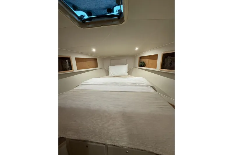 Sea B's Yacht Photos Pics VIP Forward Stateroom with overhead hatch