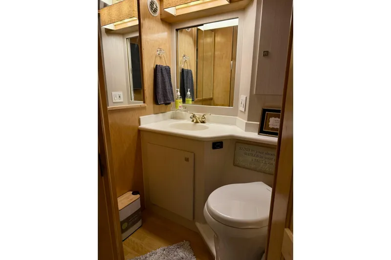 Sea B's Yacht Photos Pics VIP Guest Bath