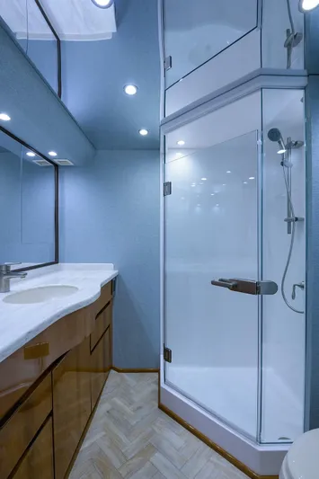 Osh-it Yacht Photos Pics Master Head