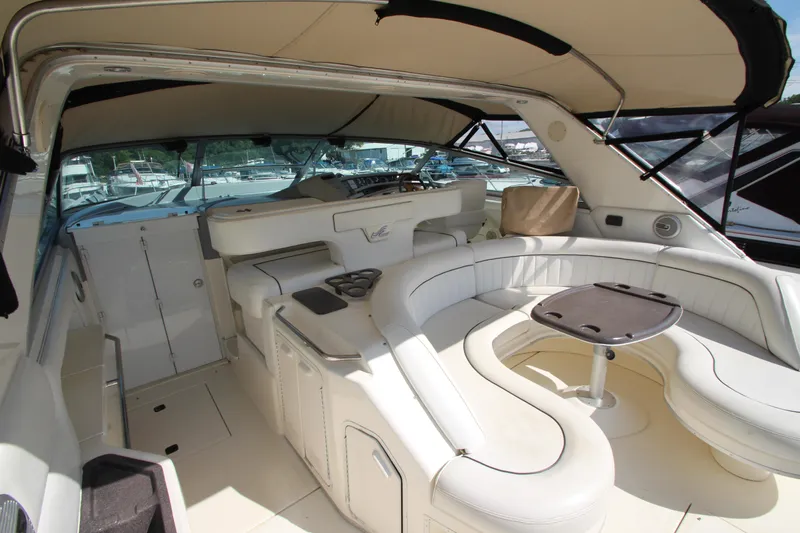  Yacht Photos Pics Luxurious 1994 Sea Ray 500 Sundancer yacht interior with spacious seating and elegant design.