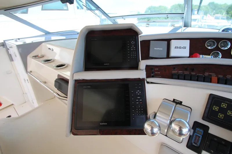  Yacht Photos Pics 1994 Sea Ray 500 Sundancer helm with navigation screens and controls.