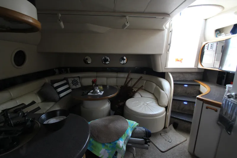  Yacht Photos Pics Interior of 1994 Sea Ray 500 Sundancer yacht with cozy seating and modern amenities.