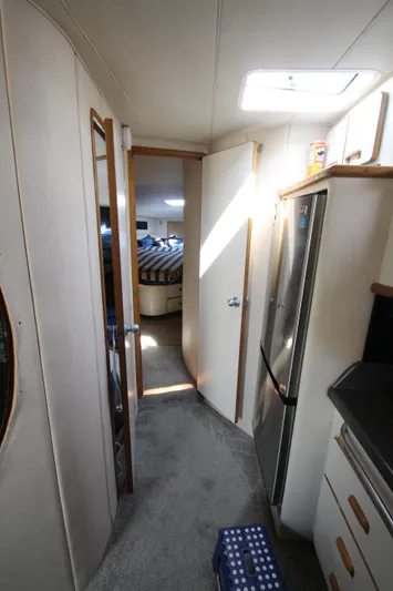  Yacht Photos Pics Interior of 1994 Sea Ray 500 Sundancer yacht, featuring hallway and bedroom view.