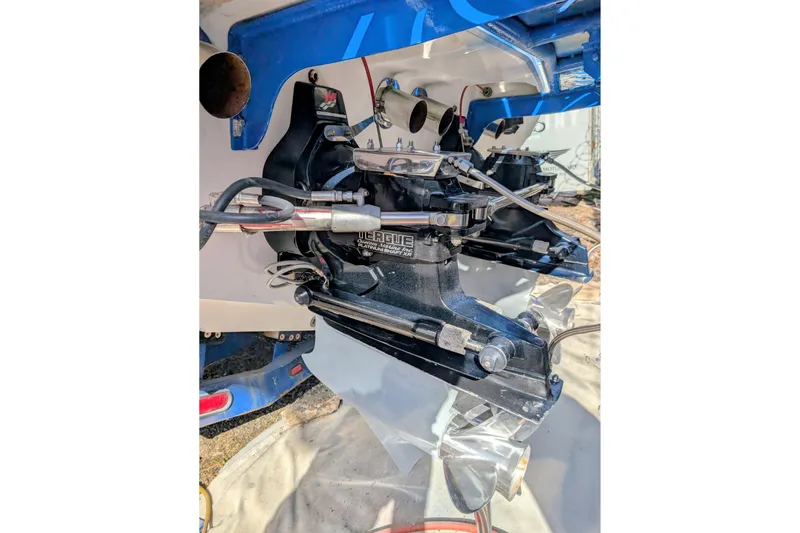 Frisco's Finest Yacht Photos Pics Rear view of 2000 Advantage Poker Run 40 boat engine and propeller system.