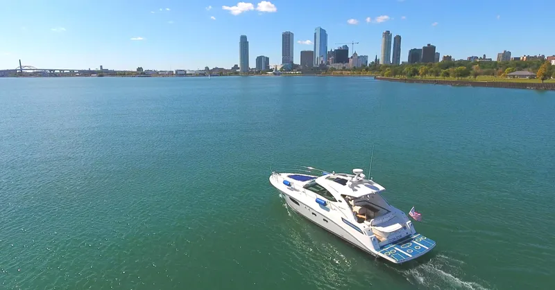 Door V Door Yacht Photos Pics Sea Ray 470 Sundancer 2011 cruising near city skyline on a sunny day.
