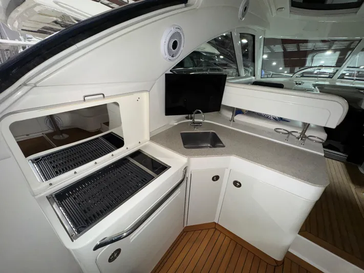Door V Door Yacht Photos Pics 2011 Sea Ray 470 Sundancer yacht interior with kitchenette and grill.
