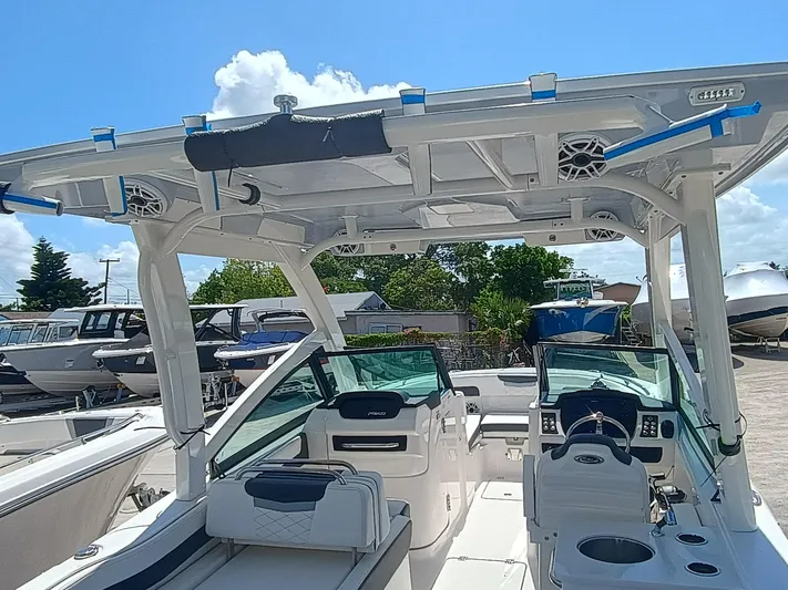 257-155 Yacht Photos Pics 2025 Robalo R257 Dual Console boat interior with seating and helm, under a clear blue sky.
