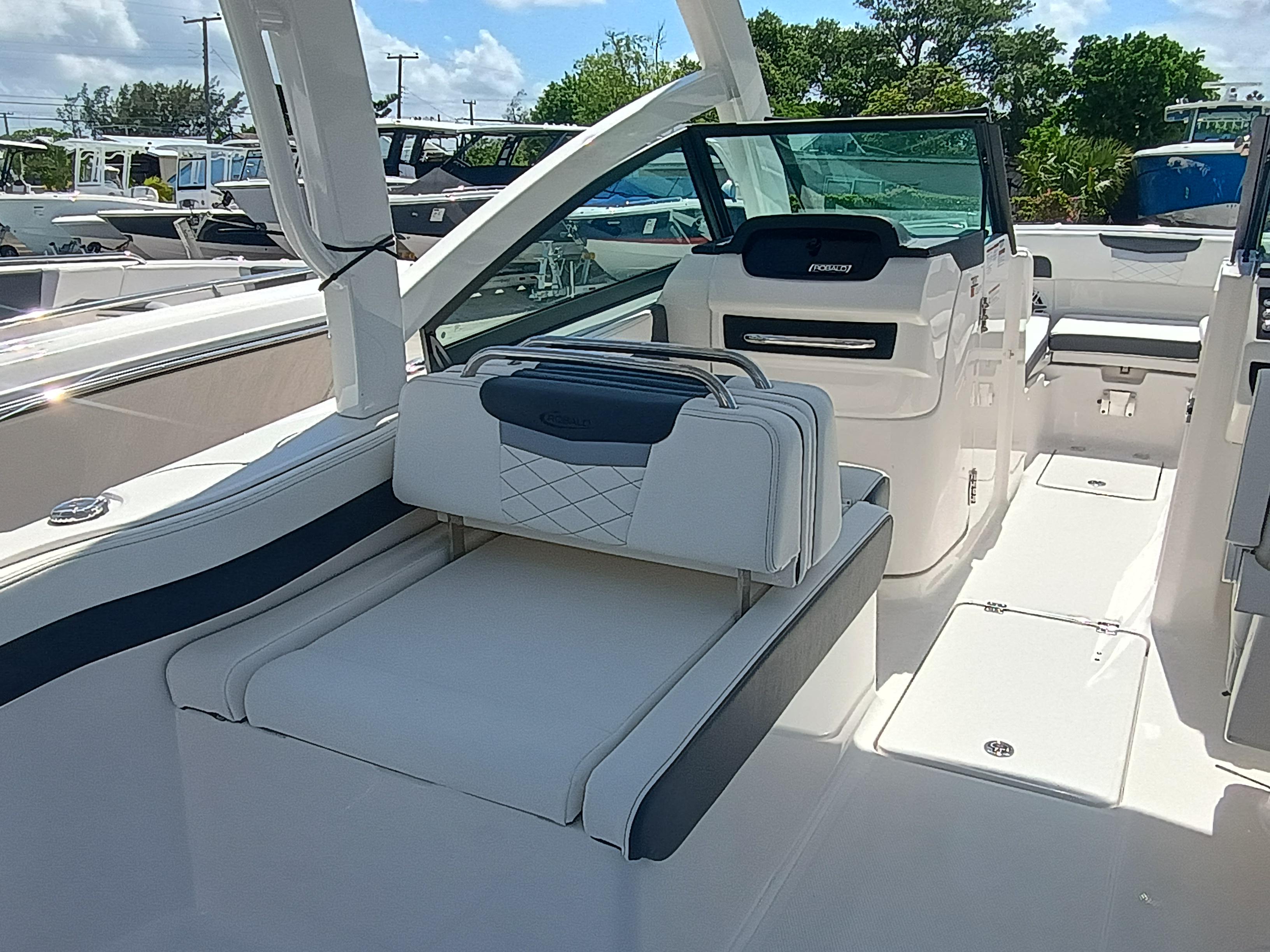 2025 Robalo R257 Dual Console - Image 9