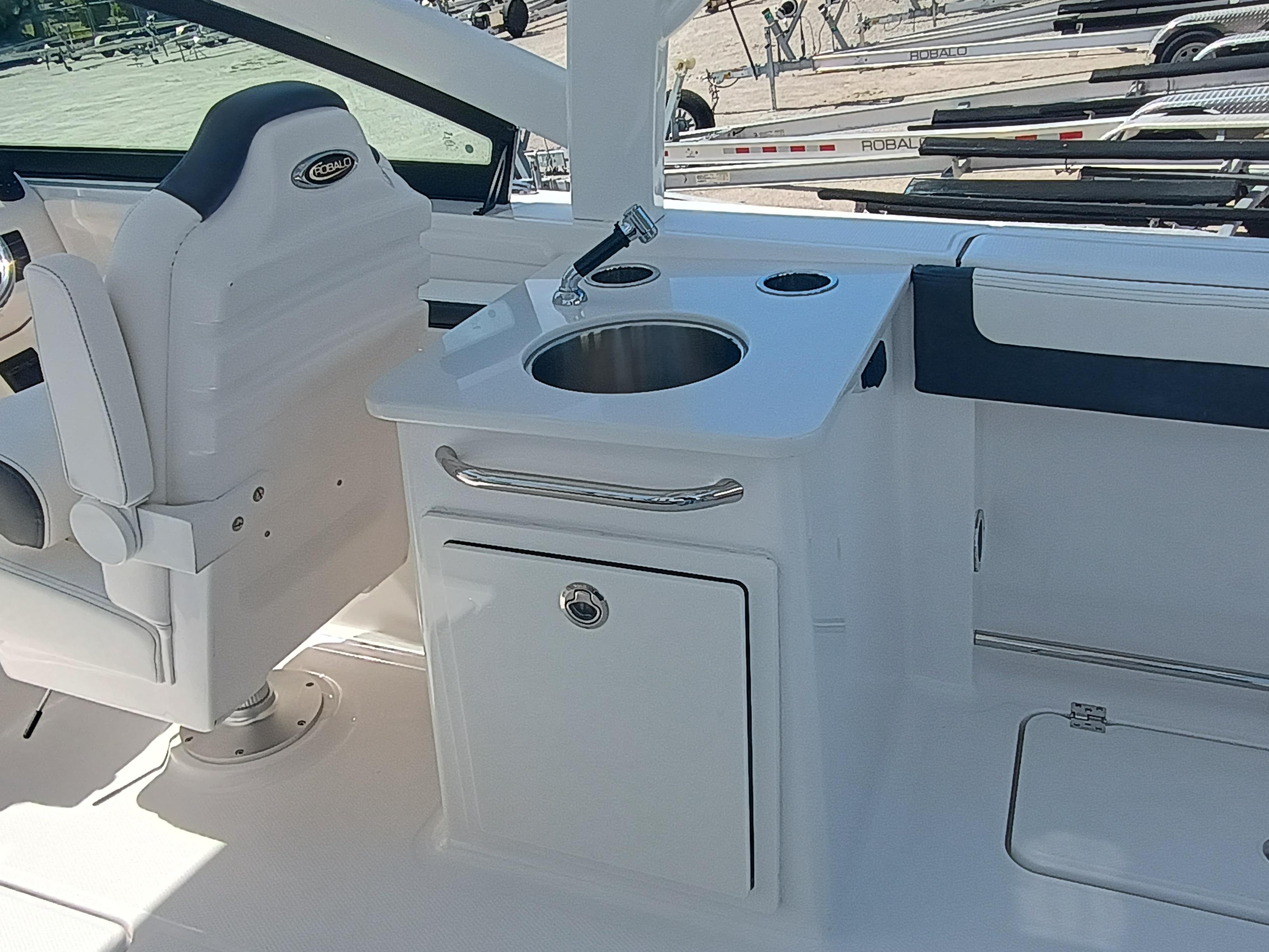 2025 Robalo R257 Dual Console - Image 10