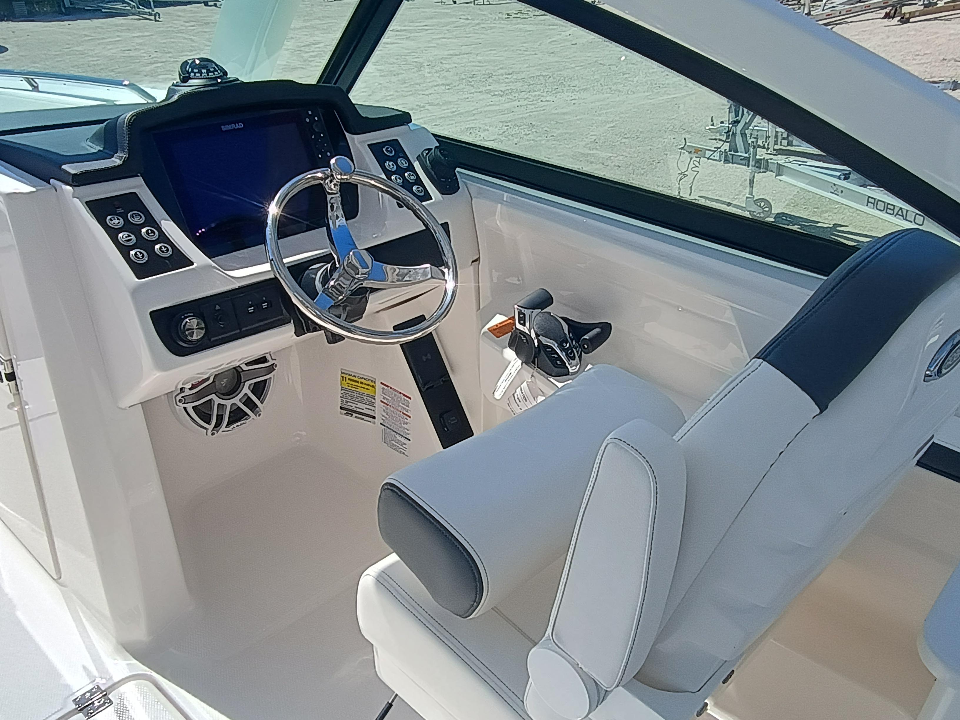 2025 Robalo R257 Dual Console - Image 12