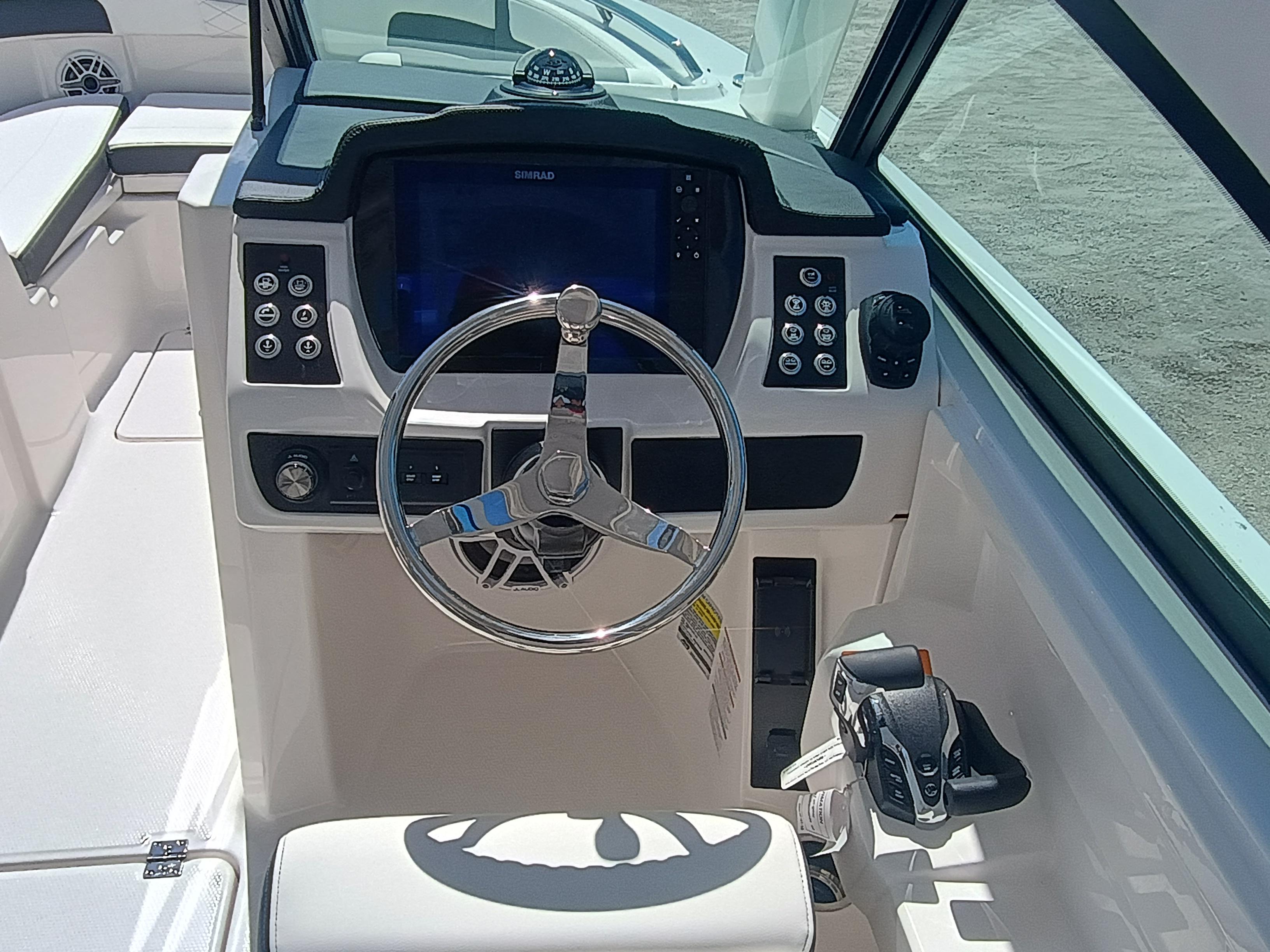2025 Robalo R257 Dual Console - Image 13