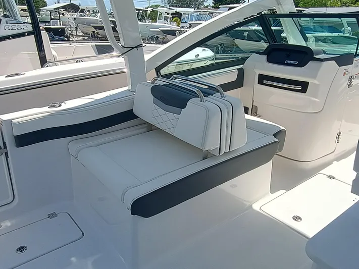 257-155 Yacht Photos Pics 2025 Robalo R257 Dual Console boat interior with white seating and modern dashboard.