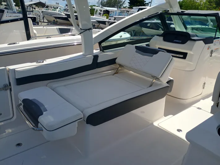 257-155 Yacht Photos Pics 2025 Robalo R257 Dual Console boat interior with sleek seating and modern design.