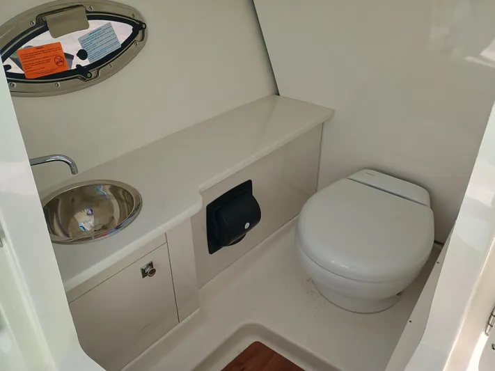 257-155 Yacht Photos Pics 2025 Robalo R257 Dual Console boat interior with sink and toilet.