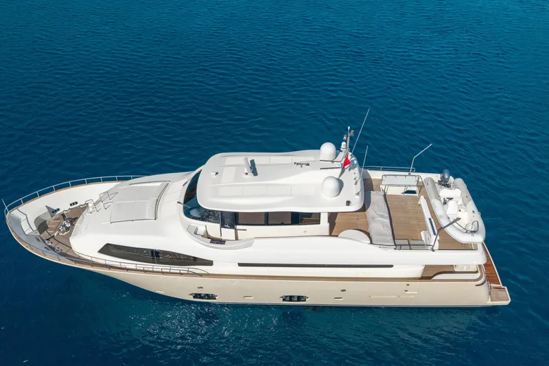 La Luce Yacht Photos Pics Luxurious 2008 Custom Line Navetta 26 yacht cruising on clear blue waters.