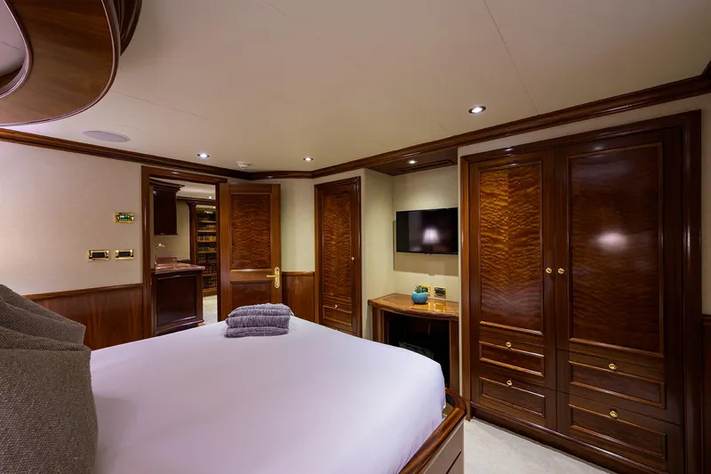 Excellence Yacht Photos Pics Luxurious Richmond Yachts 150 bedroom interior, 2010 model, featuring elegant wood furnishings and modern amenities.