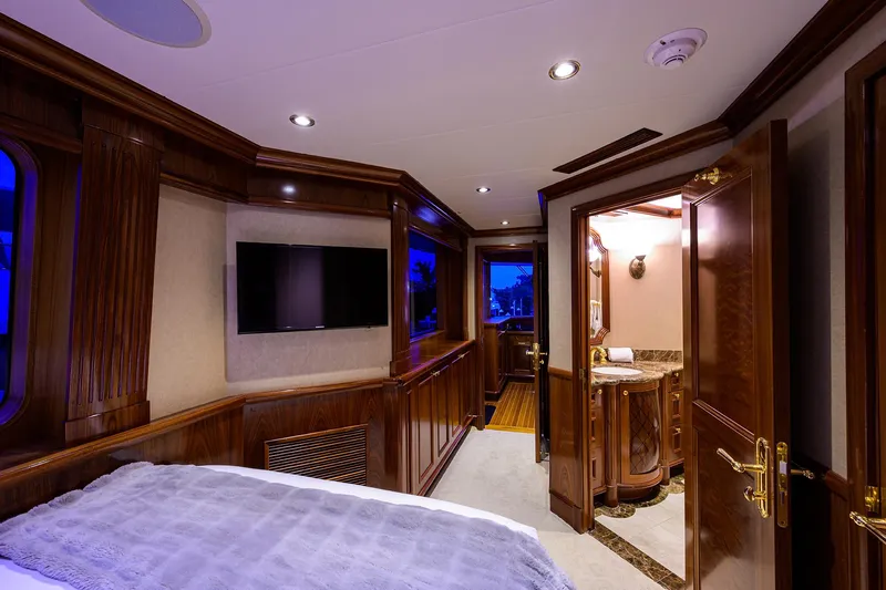 Excellence Yacht Photos Pics Luxurious Richmond Yachts 150 interior, featuring elegant wood paneling and modern amenities, 2010 model.