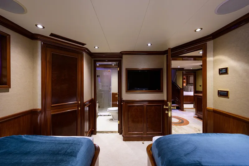 Excellence Yacht Photos Pics Luxurious Richmond Yachts 150 cabin interior, featuring elegant wood paneling and modern amenities, 2010 model.